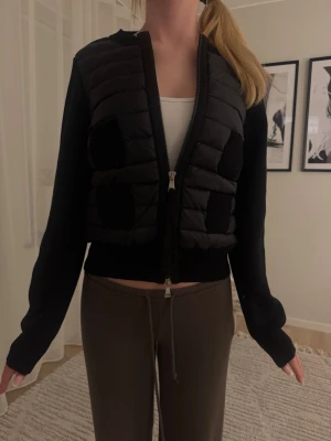 Moncler cardigan  -  Säljer min Moncler cardigan jag fick hem idag då jag inte riktigt är nöjd med hur den sitter på mig men den är jättefin och är i storlek ett som motsvarar XS jackan är i bra skick