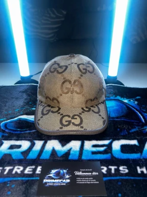 Beige Gucci keps  - Beige Gucci keps helt ny, finns i S och M. Dm för vilken fråga som helst!🫡