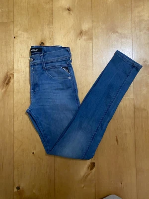 Blå slim jeans från Replay - Storlek 28/30 | Färg blå | Skick 9,5/10 | Skriv för om du har några funderingar 💪🏼🤝