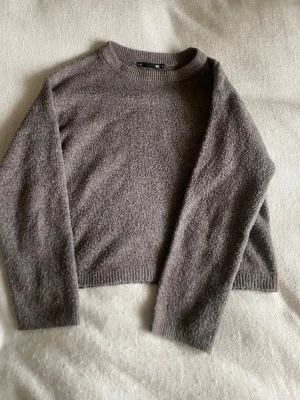 Brun stickad tröja - M - I fint skick, och har inte kommit till användning🥰🥰