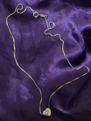 Äkta silver halsband med ett hjärt - Super fint äkta silver halsband i fint skick.  39,5cm