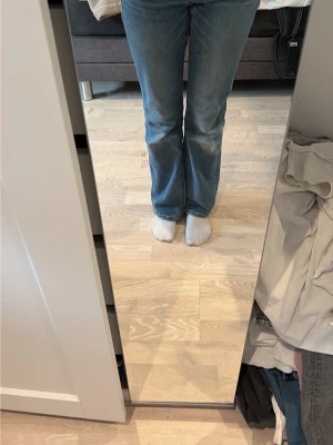 Blå bootcut jeans från Gina - Säljer ett par klassiska blå bootcut jeans. Jeansen är från Gina tricot i storlek 164