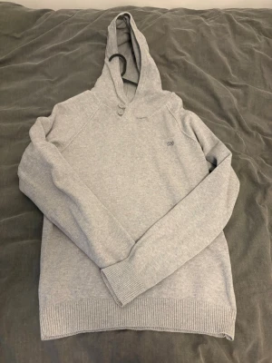 Tröja - Säljer en tröja oklart vilket märke och material men den är väldigt snygg och skön, ny pris låg runt 900 förut.