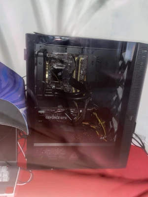 Svart stationär dator med GeForce GTX - Säljer en svart stationär dator med genomskinlig sidopanel och GeForce GTX grafikkort. Chassit har en modern design med meshfront och insyn till komponenterna. Perfekt för gaming eller tyngre program. Levereras utan skärm och tillbehör.