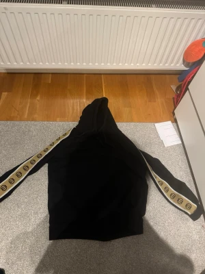 En svart tröja GG tröja  - Gg tröja i fint skick, snygg och stilren modell som passar till allt. Tröjan har dessa Gg logor vid armarna. Hör av dig för fler frågor eller bilder 
