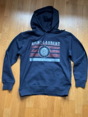 Mörkblå Saint Laurent hoodie - Vann den på poker av en polare. Schysst pris och sitter riktigt bra