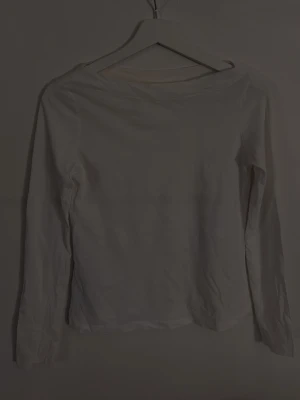 Långärmad topp - En vit långärmad tröja från mango i storlek xs