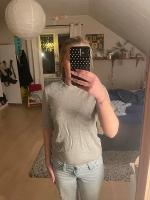 Finstickad T-shirt  - Jättefin stickad T-shirt från lager 157,  kommer tyvärr inte till användning. Passar både till vintern men även varmare väder