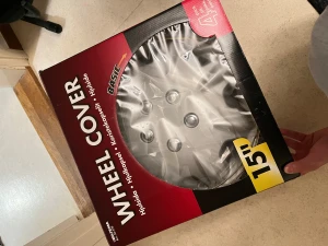 15" hjulsidor 2st Basic - Säljer 2st hjulsidor från BASIC, 15 tum. Hjulsidorna är silverfärgade och har en klassisk rund design med flera små hål. Passar till de flesta bilar med 15" hjul. Perfekt för att ge bilen ett snyggare utseende.