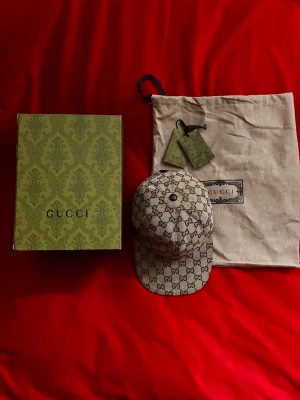 gucci canvas beige  - bra under sommaren inte använt för mycket så fint skick 