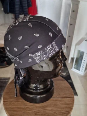 Bandanas - Bandana pirathatt.  Stretchig snabbtorkande andningsbar och  vindtät. 55-60 cm huvud.