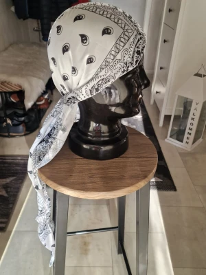 Bandanas - Bandana pirathatt.  Stretchig snabbtorkande andningsbar och  vindtät. 50 cm huvud. 16 cm bred. 106 cm längd.