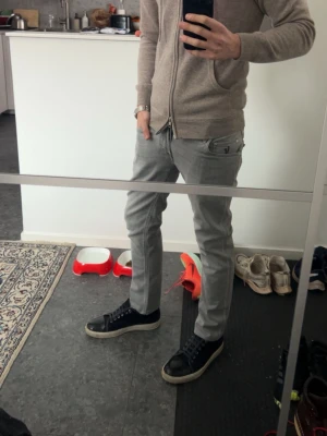 Handpicked jeans - Säljer ett par snygga grå jeans från Jacob cohens moderbolag handpicked. Väldigt bra kvalité och passform. Helt nya med prislapp bara provade på, gjorde misstaget att ta av prislapparna innan jag testade så därför är de inte på. Nypris ca 3000