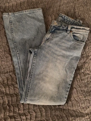 Ljusblå utsvängda jeans  -  Ljusblå utsvängda  jeans från MONKI med låg midja 