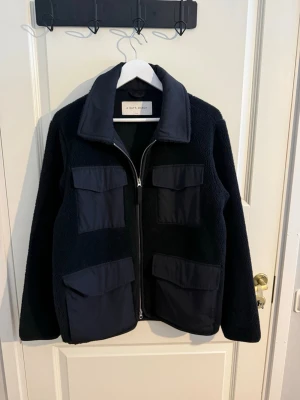 Aday’s March jacka  - Säljer en inprincip oanvänd Adays march jacka i storlek S som jag köpte för 1 år sedan. Jackan har inga defekter och känns som ny vid användning. Nypris 1699:- Mitt pris 599:- men det går att diskuteras i Pm!