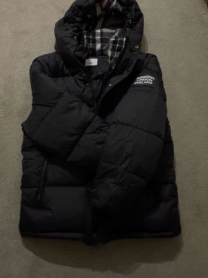 Svart pufferjacka Burberry - Säljer en svart Burberry jacka helt ny. Pris kan diskuteras