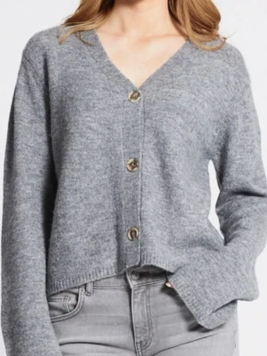 Grå kofta med knappar - Säljer denna jättesnygga grå stickade koftan i storlek xs men passar även s💗Koftan är k bra skick och använd få gånger! Skriv för fler bilder eller prisförslag!