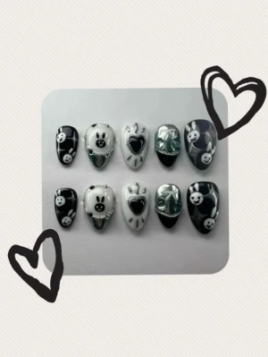 Midnight Miffy Press-ons - Görs på beställning! Naglarna har en blank finish och är helt handgjorda. Perfekt för dig som vill sticka ut med din nagelstil.