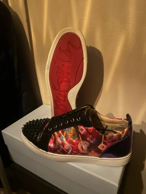 Christian louboutin  - Ett par Christian louboutin i en limiterad färg kombination, i ett helt fantastiskt fint skick! knappt använda vilket man kan se på bilderna, pris kan diskuteras om snabb affär e möjligt låda och dustbag finns o ingår såklart 