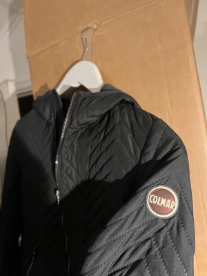 Jacka Colmar  - Tunn figursydd jacka från Colmar. Italiensk storlek 40 (EU 34). Nypris 3500kr.