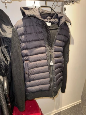 Moncler cardigan jacka - Storlek M den passar alla som är runt 175-185cm och väger runt 65-75. Helt ny jacka topp kvalitet