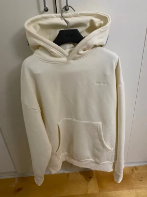 Vit hoodie från GOLF med huva - Riktigt skön hoodie | Storlek S passar M | Färg Off White | Skick 10/10 | Skriv om du har några funderingar 💪🏼🤝