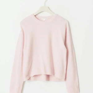 Ljusrosa stickad cropped tröja - Jättemysig ljusrosa tröja från Gina!💕💕 Den är en perfekt rosa färg för våren och i jättefint skick! Storlek 170 i Gina Young men skulle säga att den sitter perfekt lite oversized på mig som vanligtvis bär S. (Andra bilden är lånad, men bara att skriva för egna!💕💕)