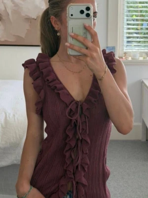 Viral volangtopp Zara  - Trendig mörklila ribbad topp från Zara med volangdetaljer längs v-ringningen och knyt framtill. Fraktar snabbt, pris kan diskuteras vid snabbaffär. Fint skick