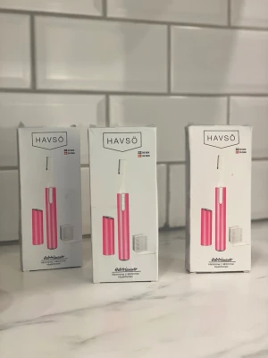 Rosa hårtrimmer från Havsö - Säljer en smidig och stilren rosa hårtrimmer från Havsö. Kommer i originalförpackning och inkluderar ett skyddshölje samt en liten rengöringsborste. Perfekt för att fixa detaljer i frisyren och enkel att ta med i väskan.