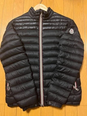 Svart dunjacka från Moncler - Äkta jacka från Moncler i toppenskick, storlek 2/ S. Fint skick! 