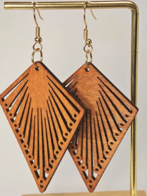 Ultralätta Örhängen av Trä enkla bohemiska örhängen i elegant stil  - Eleganta örhängen med en kombination av trä och naturmotiv.  Perfekt för att komplettera din stil med en naturlig och bohemisk touch.  Trädelen är ca 5 cm lång. Motivet är fäst på högkvalitativa örhänges-krokar i rostfritt stål.  Nya med etikett.