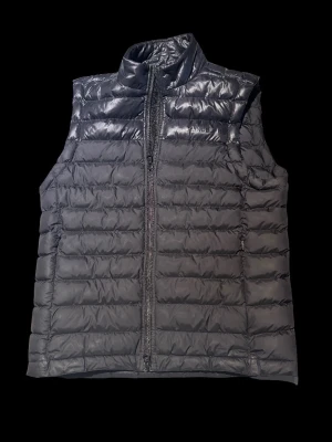 J.Lindeberg väst - Det finns en fläck på västen samt att fransar på insidan har gått upp lite vid dragkedjan. Defekterna syns knappt därav priset. Nypris är 1800kr.  Passar dig som är runt 170cm