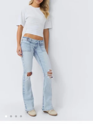 Ljusblå bootcut jeans med slitningar - Bara använda 1 gång!