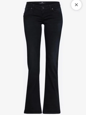 Ltb jeans - Dem är väldigt mörkblåa så de ser nästan svarta ut, dem har ett jättelitet hål på rumpan (verkligen inte synligt eller något man lägger märke till). Storlek 29/36