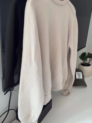 Carin Wester tröja - Sticka tröja i stl M, väl använd men i bra skick, kan förekomma små defekter men inget som läggs märke till