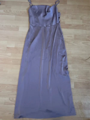 Vila klänning, strl 38 - Märke: Vila Modell: Viravenna (se modell) Storlek: 38 Färg: Syrenlila Skick: Använd 1 gång 