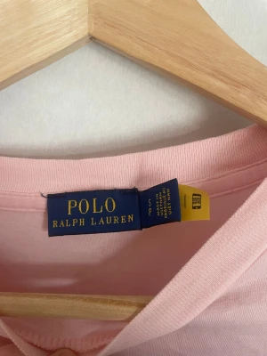 Ralph lauren tröja  - Köpte på vinted. Har smink fläckar. Köparen står för frakten 