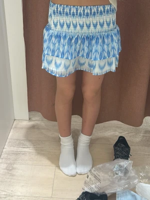 Kjol  - Kjol ifrån Gina skriv för fler bilder ⭐️passar mig som har S i kjolar/ aldrig använd kjol 