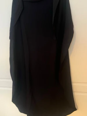 Svart khimar  - Svart khimar använd fåtal tillfällen 🖤 kortare därframme lång där bak