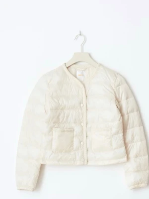 Krämvit pufferjacka med fickor - Säljer en krämvit pufferjacka från Monki med rund halsringning och knäppning framtill. Jackan har två stora fickor och quiltad design. Perfekt för kalla dagar och har en kortare, boxig passform.