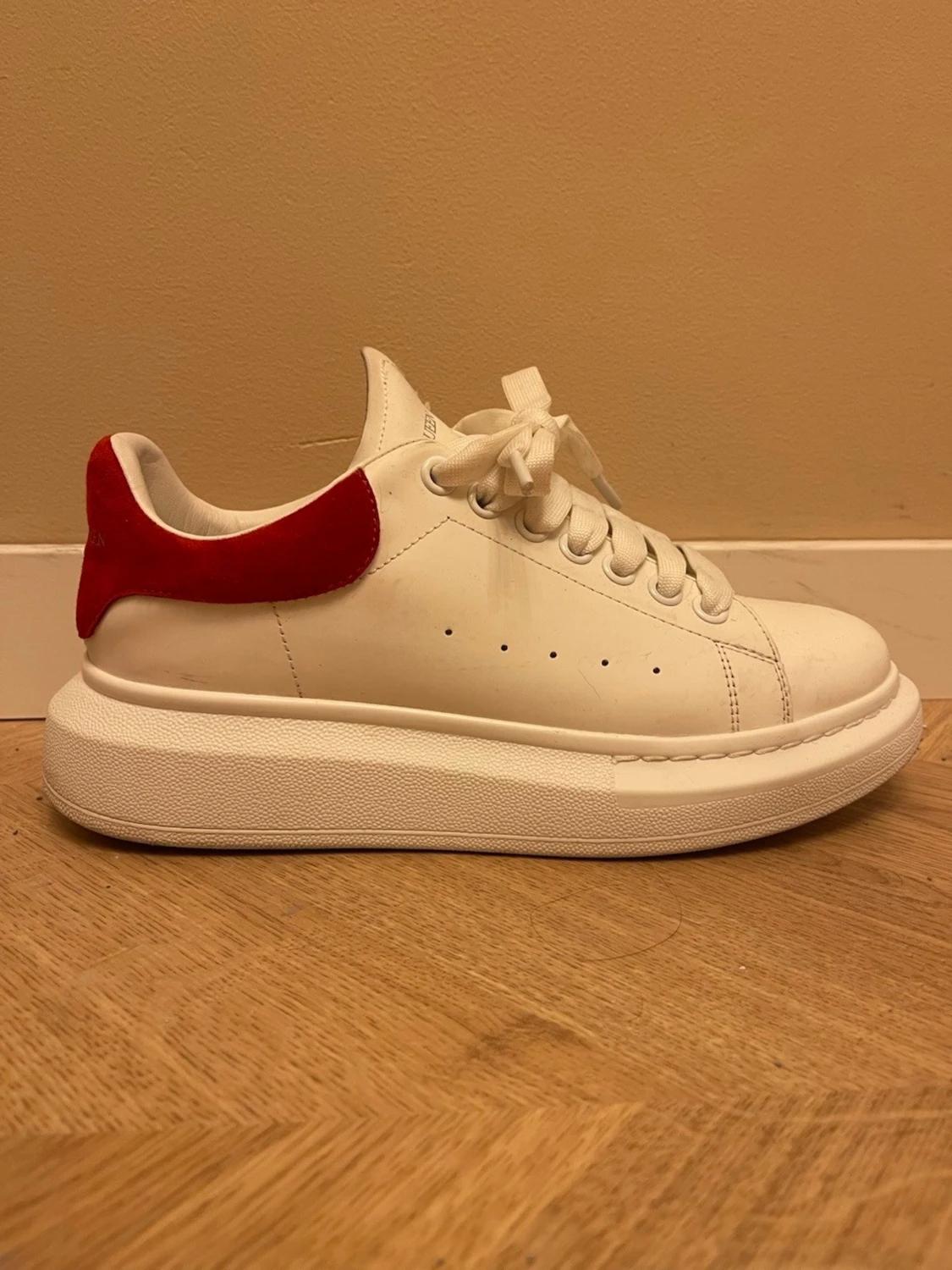 vita sneakers från AM