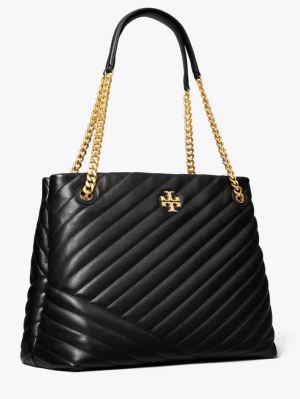  Tory Burch KIRA CHEVRON TOTE - NewHöjd: 26 cm, längd: 32 cm, djup: 14 cm Kedjeaxelremmar med 24 cm dropplängd, dubbelt axelskydd i läder för extra komfort Nappaläder 1 invändig mittficka med dragkedja (avdelare), 1 invändig bakficka med dragkedja Dammpåse ingår