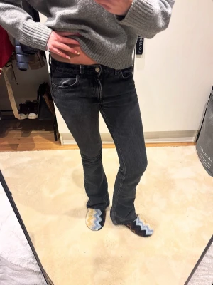Utsvängda jeans  - Grå/svarta jeans med lite washed out look. Älskar dessa så mycket!! I fint skick👌
