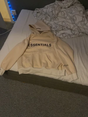 Essentials hoodie  - Tjena säljer denna essentials hoodien eftersom jag bytt stil. Inga konstigheter med den. Priset går att diskutera