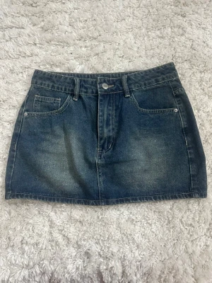 Marinblå mini skirt - Säljer denna då den inte passar mig, annars är den helt oanvänd🌸
