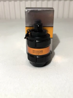 Spicebomb Extreme från Viktor & Rolf - Hej säljer spice bomb parfym som jag sprayat två gånger av och tyckte att jag inte riktigt är behov av den. Denna parfym funkar till de mesta och väldigt känd parfym som många tycker om. 