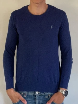 Ralph Lauren Tröja - Säljer en riktigt snygg blå Ralph Lauren Tröja storlek S i mycket bra skick.                                                        Nypris:1199kr                                                              Mitt pris: 399kr.                                                               om ni några funderingar är det bara att fråga om dom!