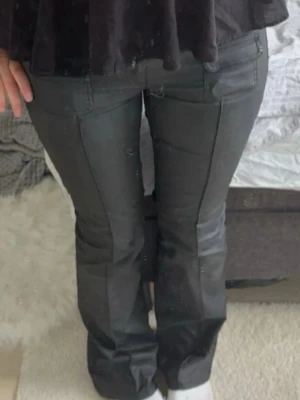 Svarta bootcut jeans - Nellys skinnbyxor, storlek 40. Midjan har smalnat av något, så det kanske passar bättre för storlek M, och benen har kortats till ca 77 cm på längden💕 Benöppningarna är inte lika snygga som när de var nya, men de stör mig åtminstone inte när jag har dem på mig.