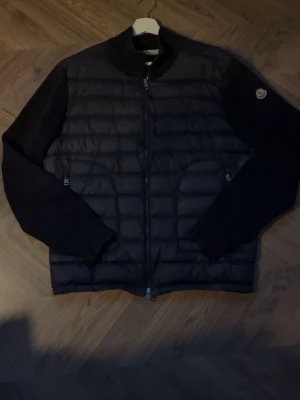 Moncler cardigan M - Säljer denna feta moncler cardigan i färgen marinblå. Den är i storlek M, endast använd några få gånger. NFC-Scan fungerar suveränt! Priset är inte hugget i sten och går att diskuteras vi intresse. 🙌
