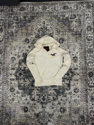 Hollister tröja - Pris kan diskuteras. Riktigt schysst vit hollister hoodie i nyskick.  Perfket för sommaren
